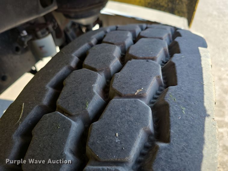 image for item DT6798 2005 Freightliner FL70 Crew Cab flatbed truck