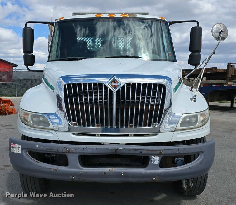 image for item DT6800 2013 International DuraStar 4300 flatbed truck