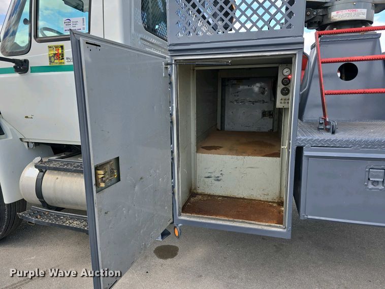 image for item DT6800 2013 International DuraStar 4300 flatbed truck