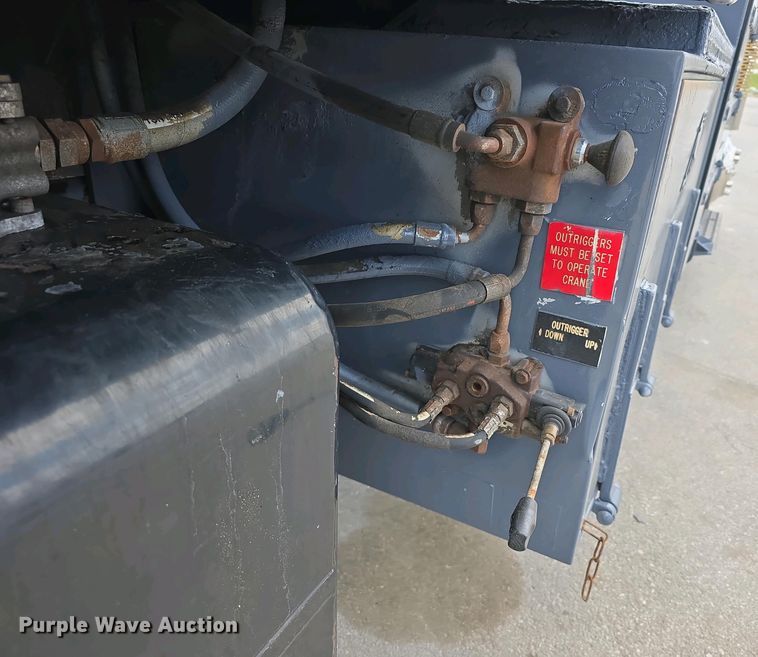 image for item DT6800 2013 International DuraStar 4300 flatbed truck