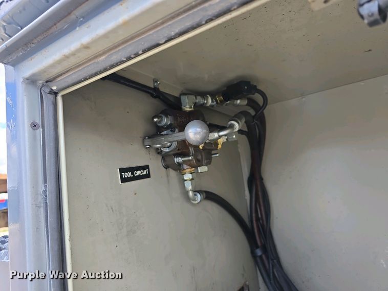 image for item DT6800 2013 International DuraStar 4300 flatbed truck