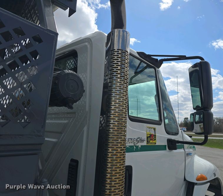 image for item DT6800 2013 International DuraStar 4300 flatbed truck