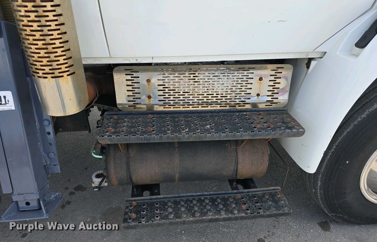 image for item DT6800 2013 International DuraStar 4300 flatbed truck