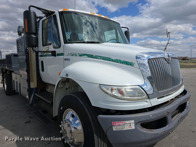 image for item DT6800 2013 International DuraStar 4300 flatbed truck