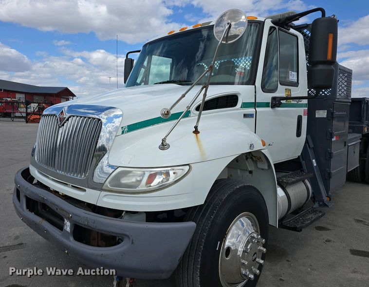 image for item DT6800 2013 International DuraStar 4300 flatbed truck