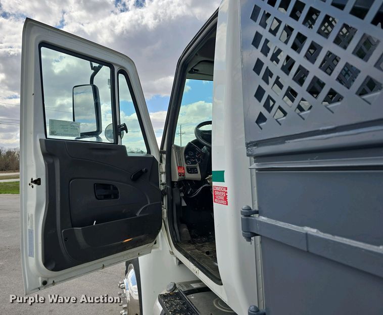 image for item DT6800 2013 International DuraStar 4300 flatbed truck