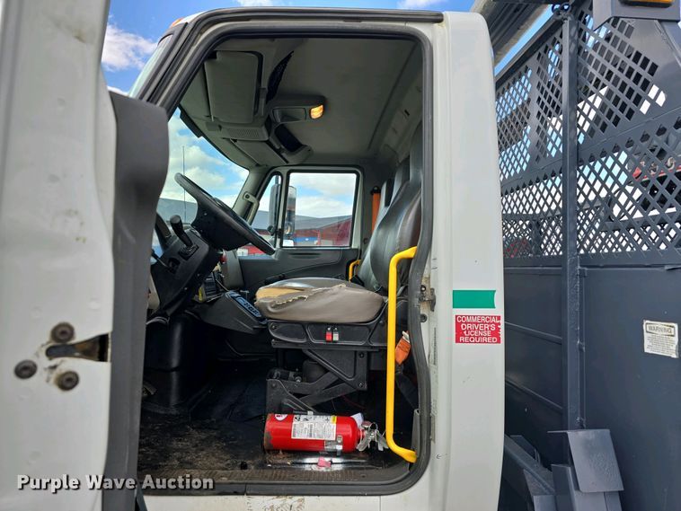 image for item DT6800 2013 International DuraStar 4300 flatbed truck