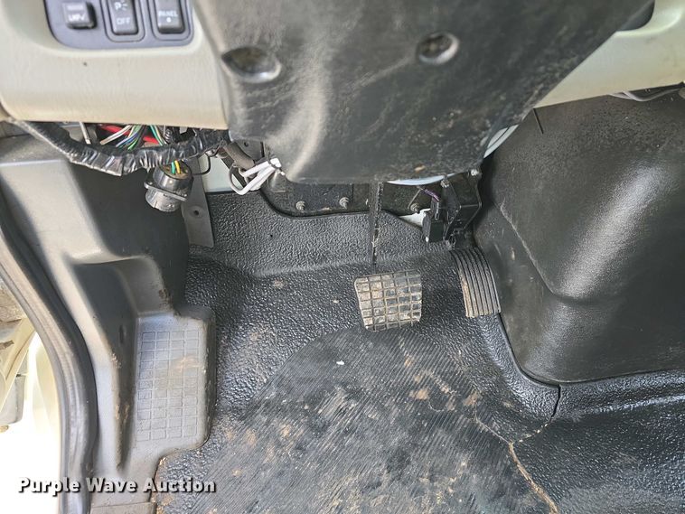 image for item DT6800 2013 International DuraStar 4300 flatbed truck