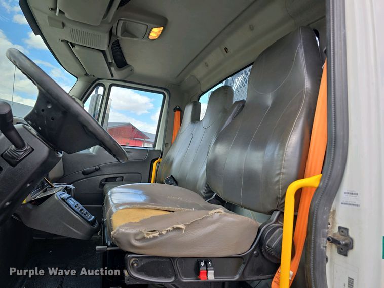 image for item DT6800 2013 International DuraStar 4300 flatbed truck