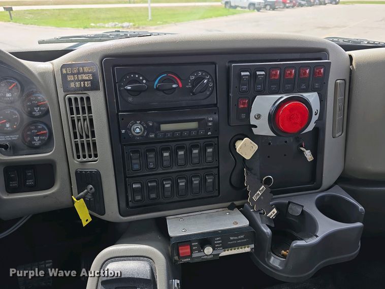 image for item DT6800 2013 International DuraStar 4300 flatbed truck