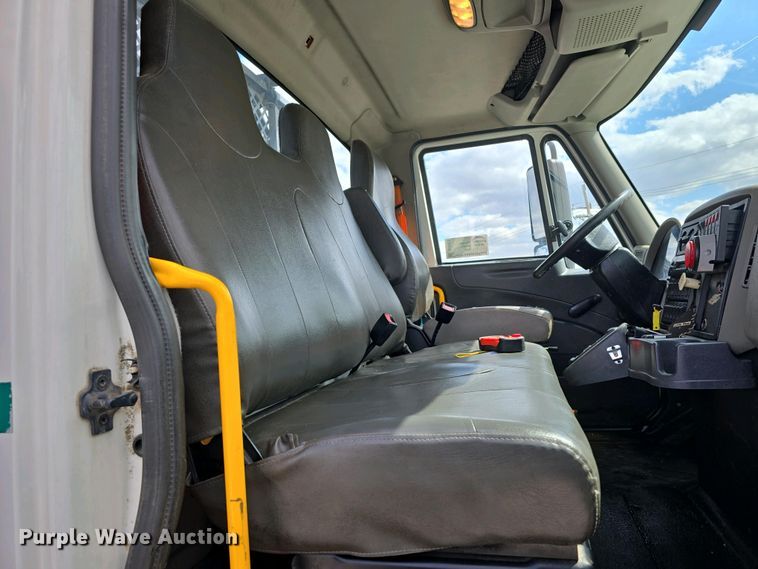 image for item DT6800 2013 International DuraStar 4300 flatbed truck