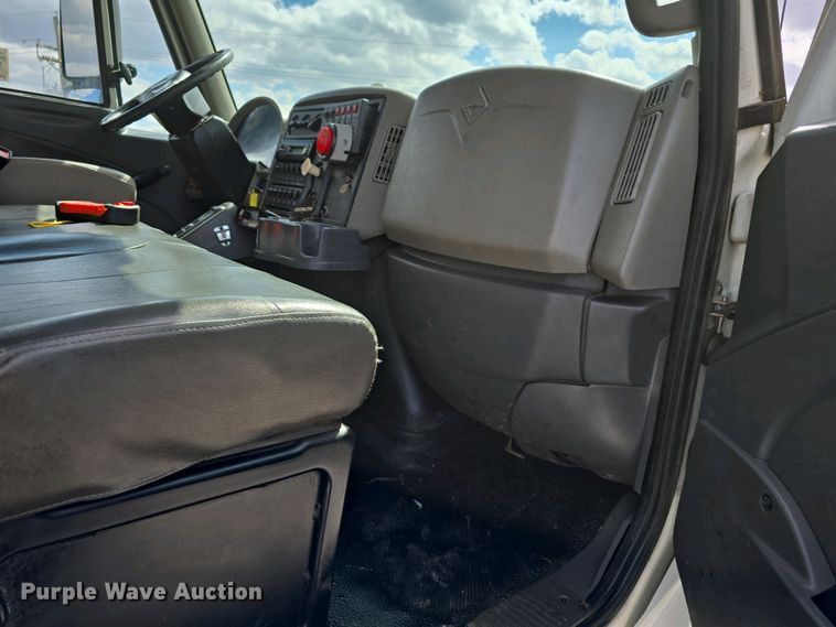 image for item DT6800 2013 International DuraStar 4300 flatbed truck