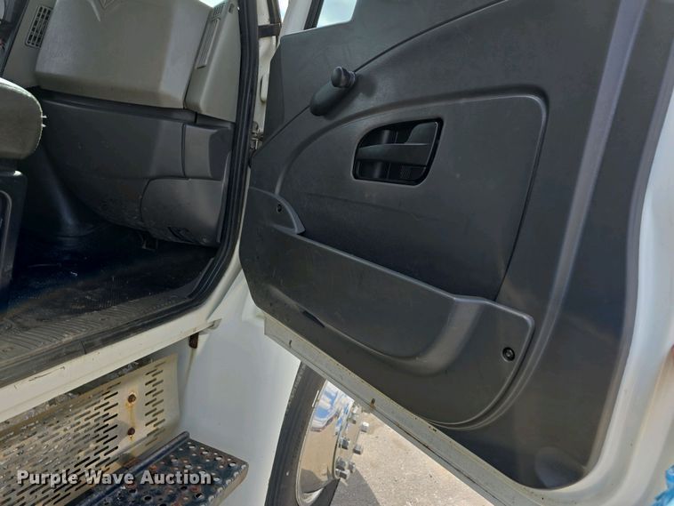 image for item DT6800 2013 International DuraStar 4300 flatbed truck