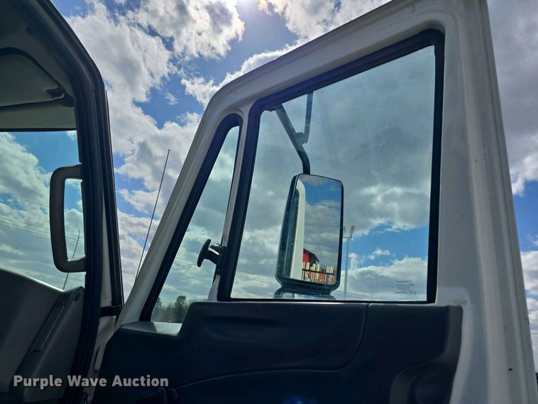 image for item DT6800 2013 International DuraStar 4300 flatbed truck