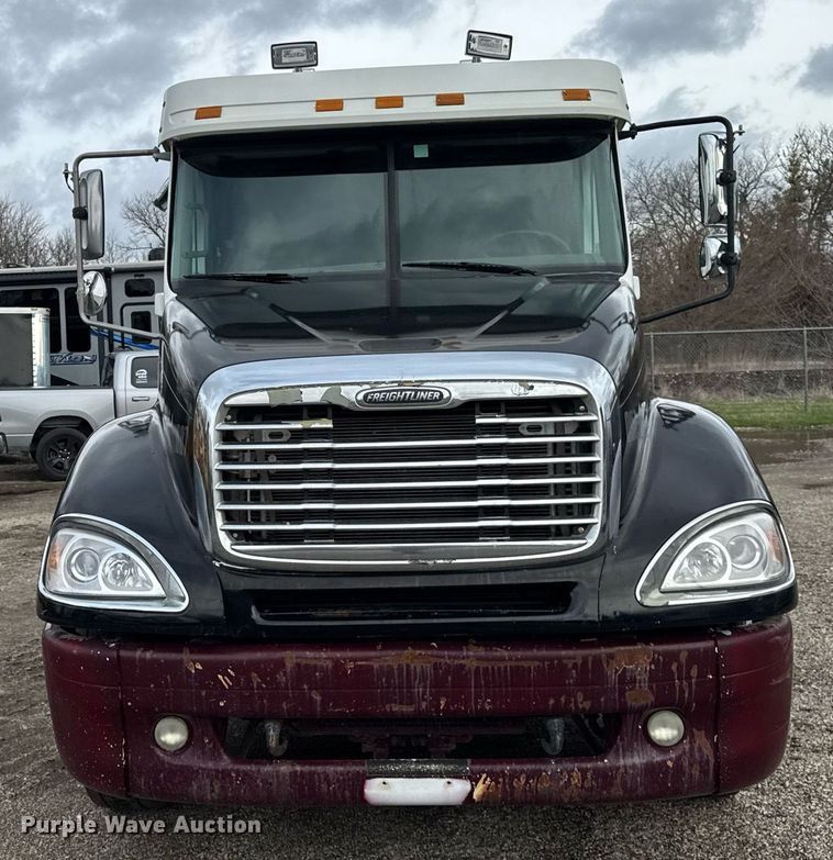 image for item DU3429 2001 Freightliner Columbia semi truck