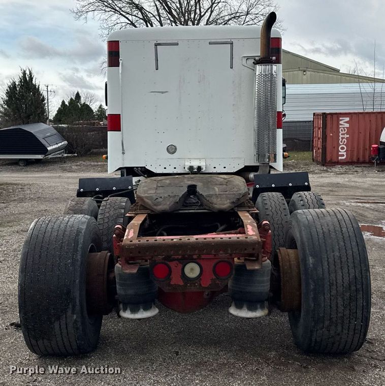 image for item DU3429 2001 Freightliner Columbia semi truck