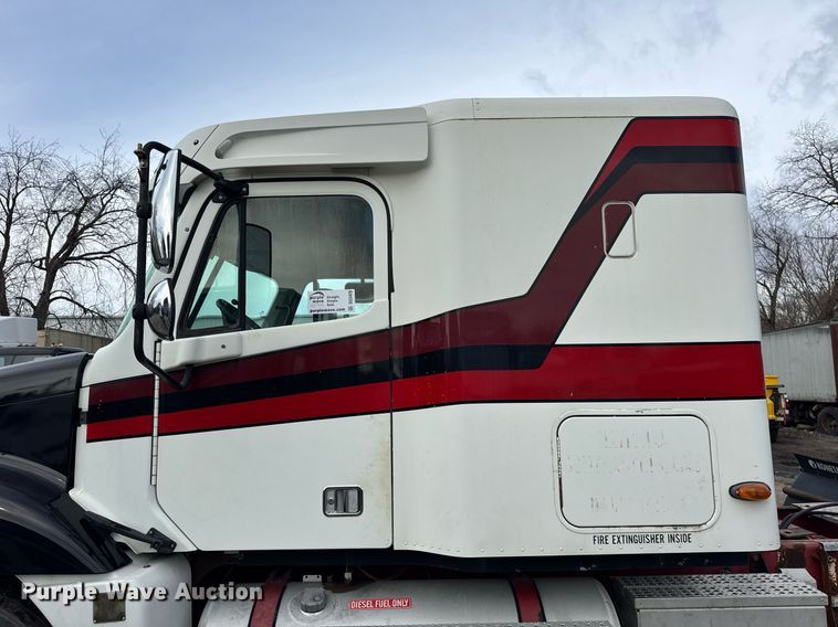 image for item DU3429 2001 Freightliner Columbia semi truck