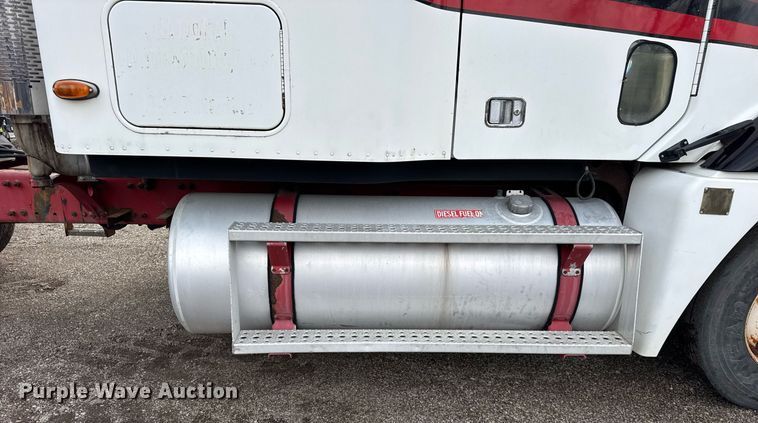 image for item DU3429 2001 Freightliner Columbia semi truck