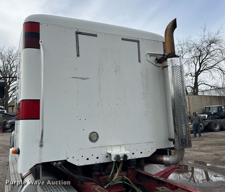 image for item DU3429 2001 Freightliner Columbia semi truck