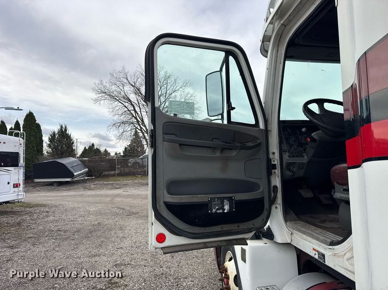 image for item DU3429 2001 Freightliner Columbia semi truck