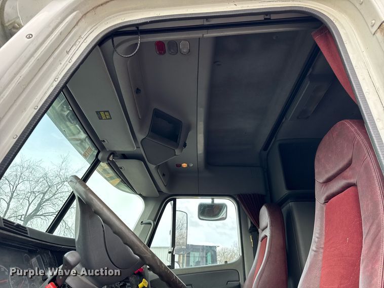 image for item DU3429 2001 Freightliner Columbia semi truck