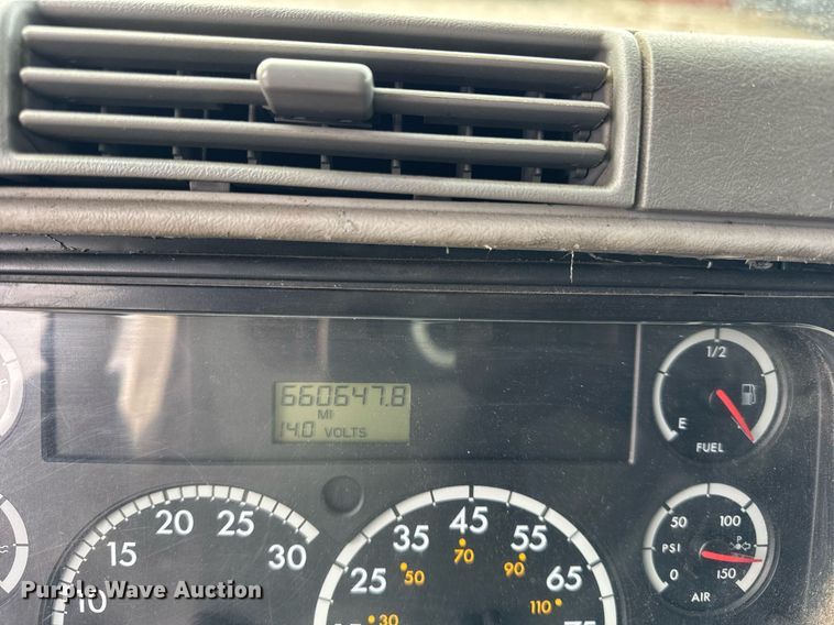 image for item DU3429 2001 Freightliner Columbia semi truck