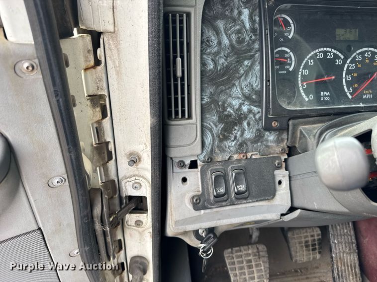 image for item DU3429 2001 Freightliner Columbia semi truck