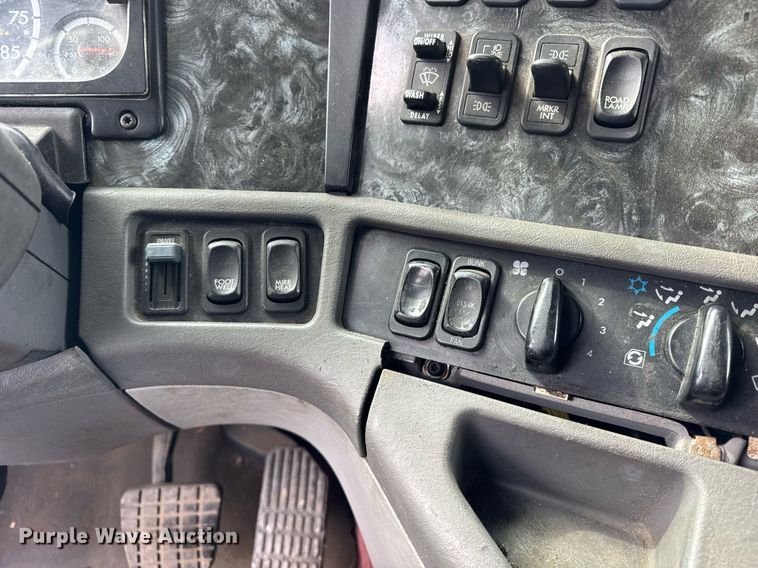 image for item DU3429 2001 Freightliner Columbia semi truck