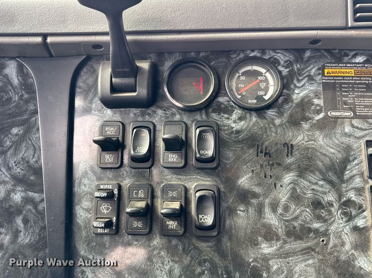 image for item DU3429 2001 Freightliner Columbia semi truck