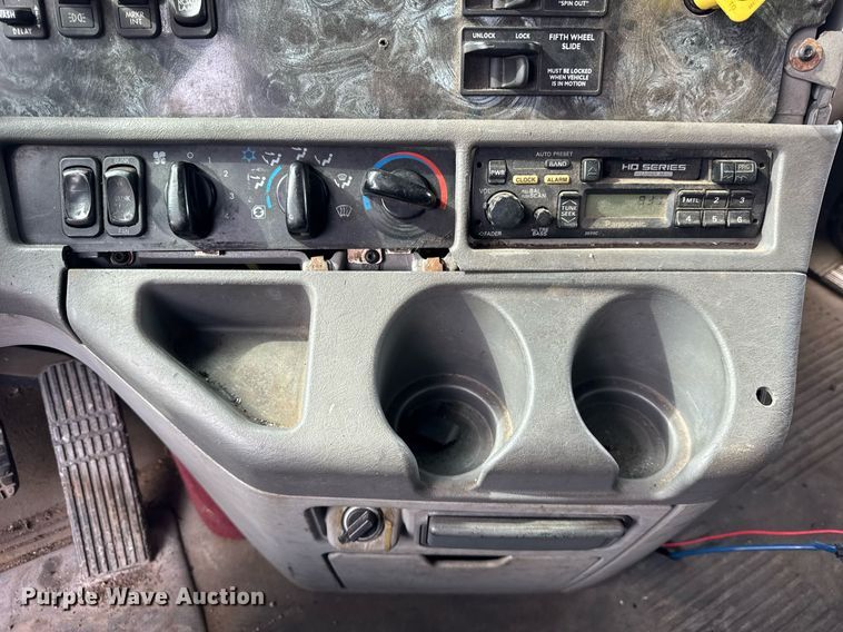 image for item DU3429 2001 Freightliner Columbia semi truck