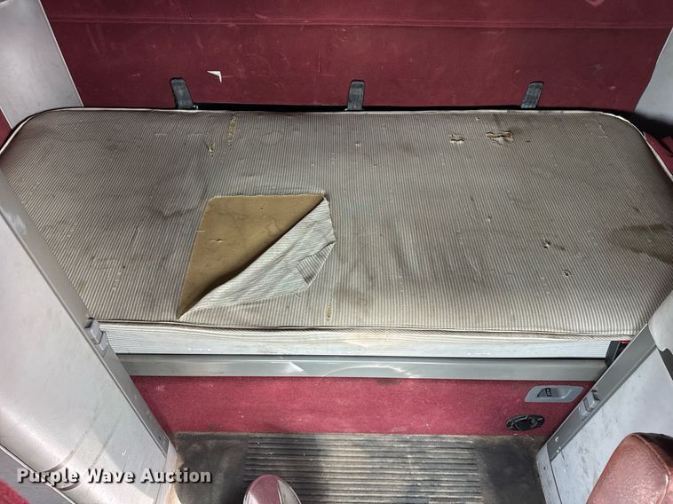 image for item DU3429 2001 Freightliner Columbia semi truck