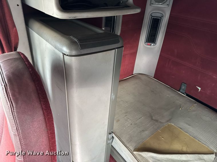 image for item DU3429 2001 Freightliner Columbia semi truck