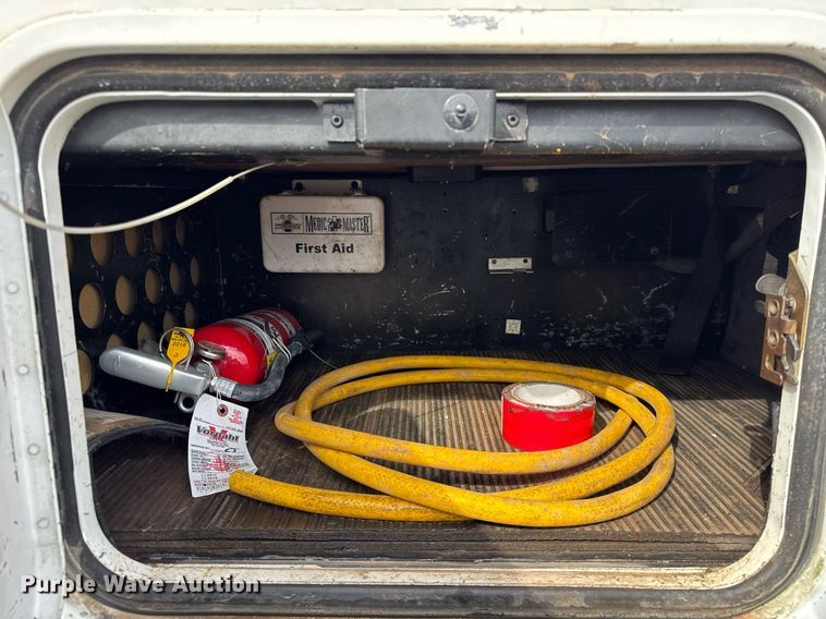 image for item DU3429 2001 Freightliner Columbia semi truck