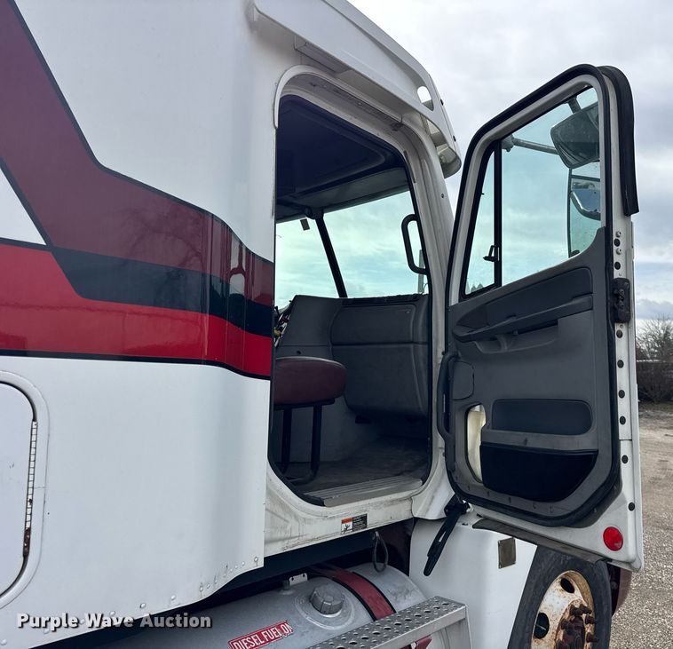 image for item DU3429 2001 Freightliner Columbia semi truck