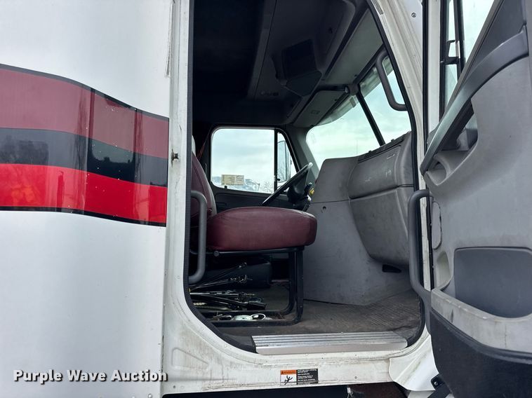 image for item DU3429 2001 Freightliner Columbia semi truck