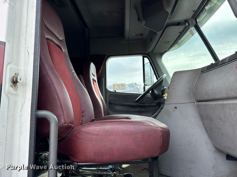 image for item DU3429 2001 Freightliner Columbia semi truck