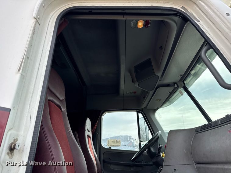 image for item DU3429 2001 Freightliner Columbia semi truck