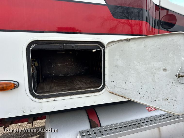 image for item DU3429 2001 Freightliner Columbia semi truck