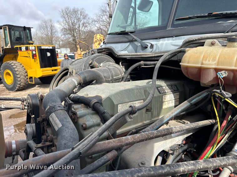 image for item DU3429 2001 Freightliner Columbia semi truck