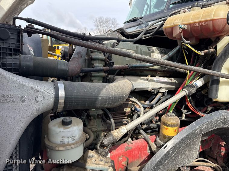 image for item DU3429 2001 Freightliner Columbia semi truck