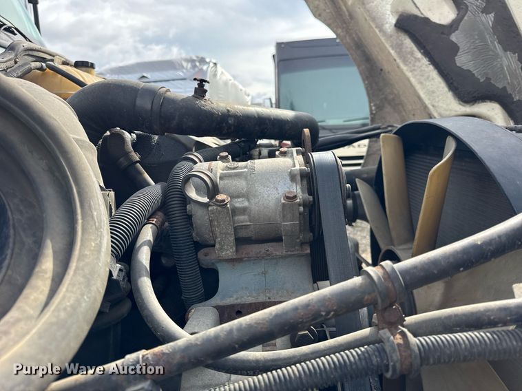 image for item DU3429 2001 Freightliner Columbia semi truck