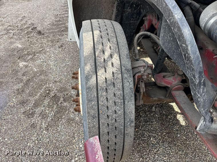 image for item DU3429 2001 Freightliner Columbia semi truck