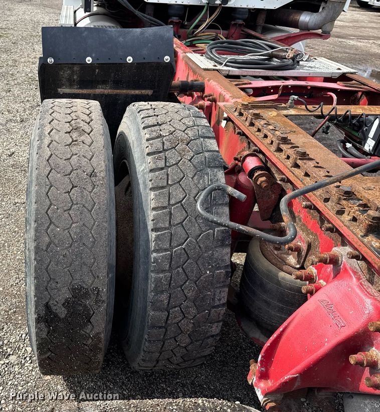 image for item DU3429 2001 Freightliner Columbia semi truck