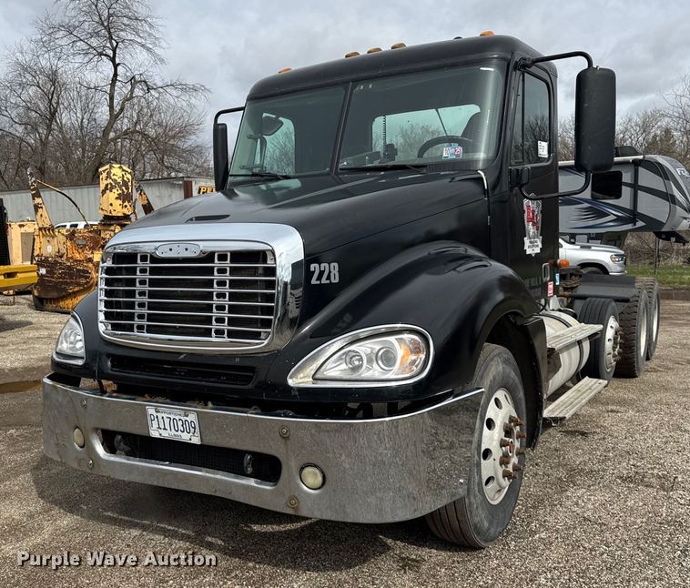 image for item DU3430 2005 Freightliner Columbia semi truck