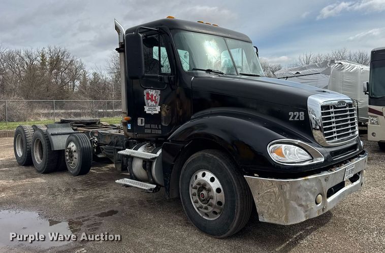 image for item DU3430 2005 Freightliner Columbia semi truck