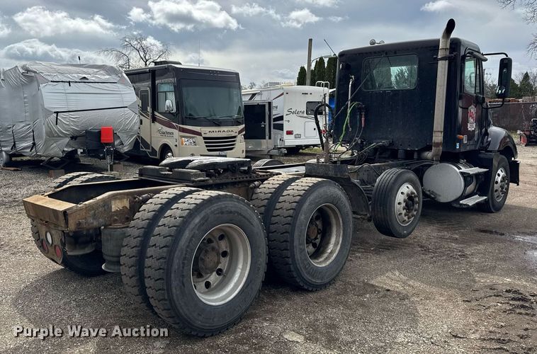 image for item DU3430 2005 Freightliner Columbia semi truck