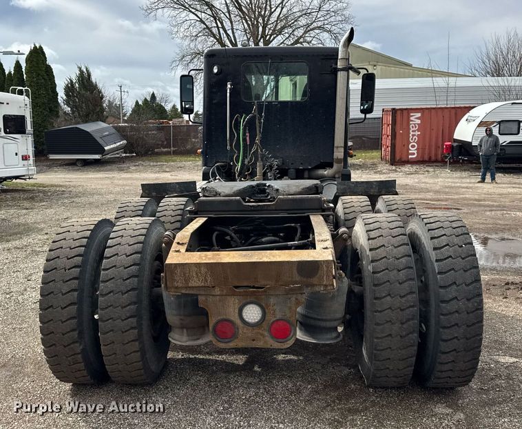 image for item DU3430 2005 Freightliner Columbia semi truck