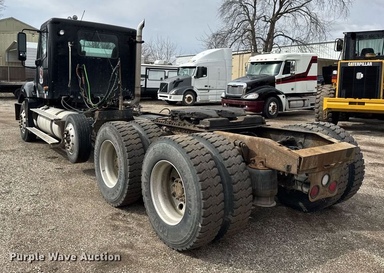 image for item DU3430 2005 Freightliner Columbia semi truck