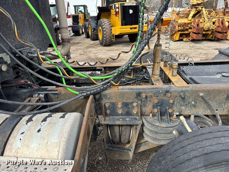 image for item DU3430 2005 Freightliner Columbia semi truck