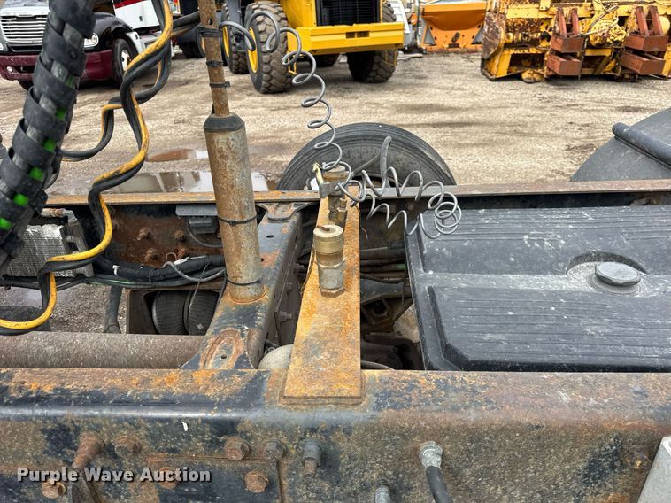 image for item DU3430 2005 Freightliner Columbia semi truck